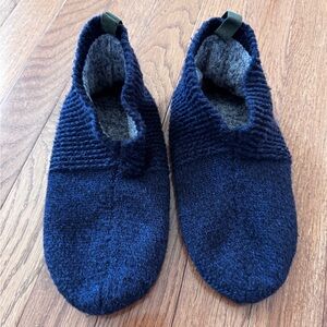 Bombas women’s Gripper Slipper. Navy. Size small (7-8.5).